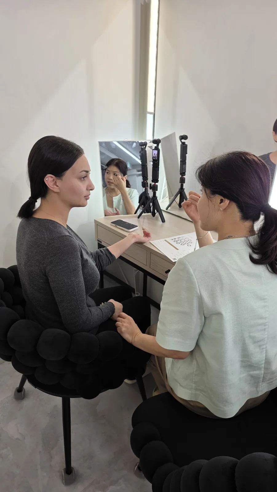 English personal color consultation at STROK87 in Hongdae, Seoul