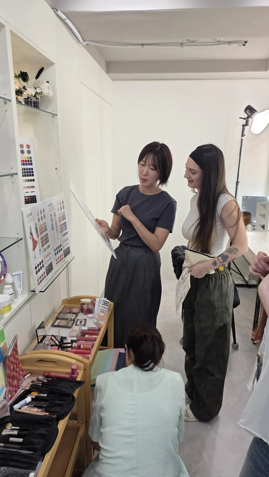 Consultant explaining makeup colors after a personal color analysis at STROK87